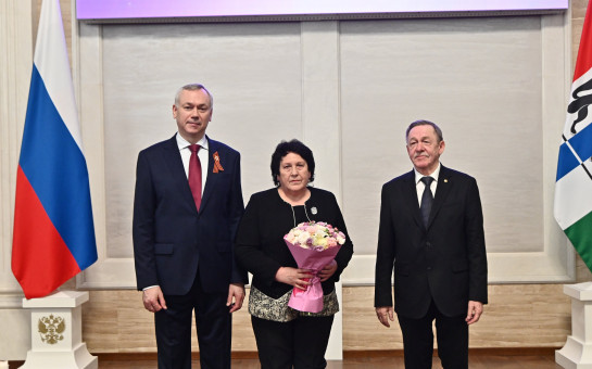 Награждение почетным знаком 